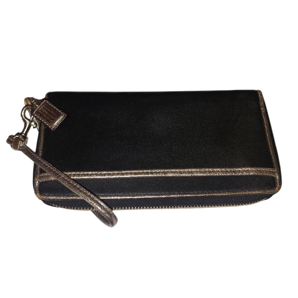 👜 Coach Black and Gold Poppy Clutch